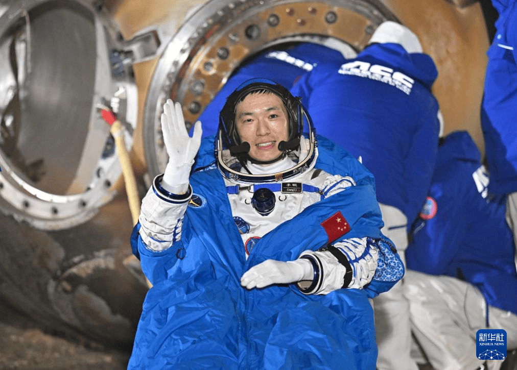 神十八载人飞船返回舱成功着陆 神十八载人飞行任务取得圆满成功