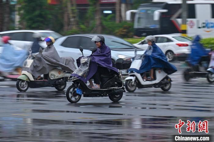 橙色预警 暴雨袭海口