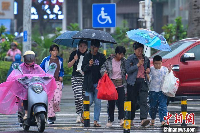 橙色预警 暴雨袭海口