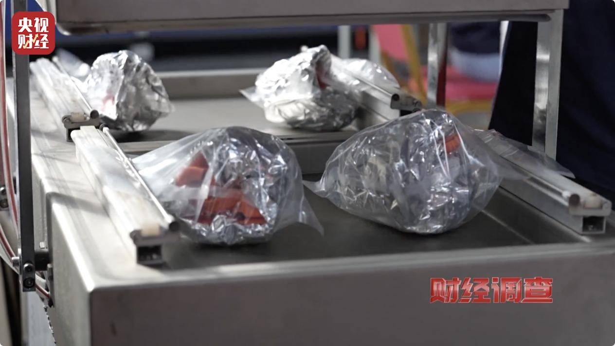 救生装备，也敢造假？！央视起底不防毒的防毒面具，用手一撕就破……
