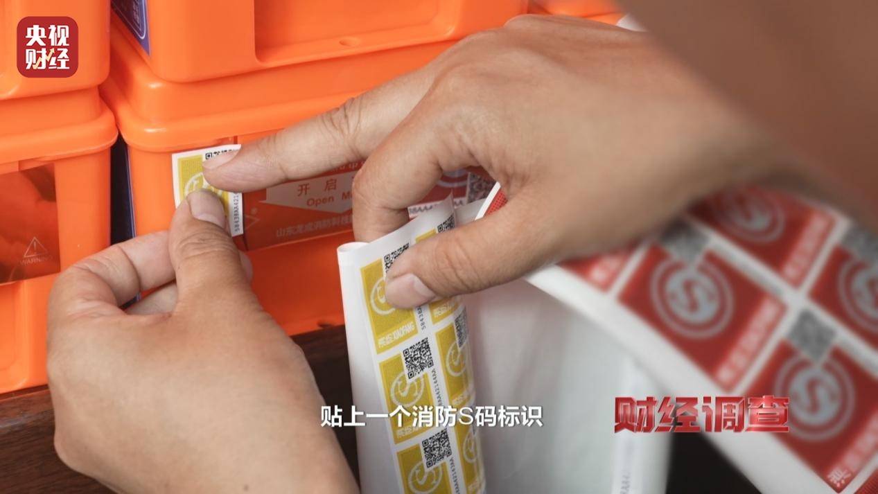 救生装备，也敢造假？！央视起底不防毒的防毒面具，用手一撕就破……