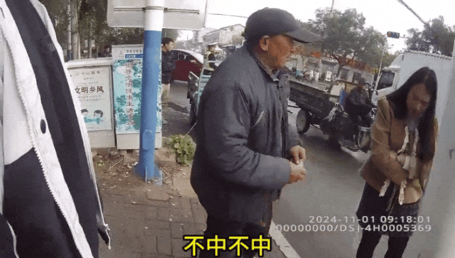 卖菜老人骑车剐蹭汽车，车主放弃索赔，老人坚持赔偿，民警调解：老人赔偿5元给对方