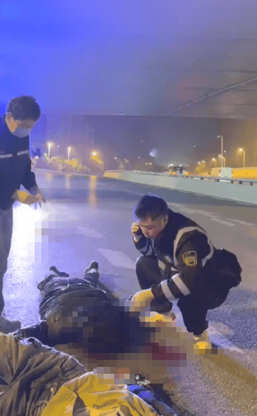 西安交警通报“男子在摩托车事故现场施救被后车撞倒”：1死1伤