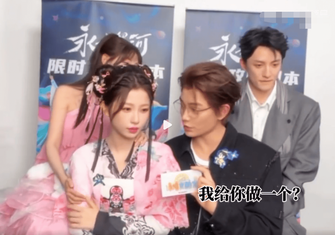 送给虞书欣的礼物？网友在拼豆店偶遇丁禹兮制作“慕声和妙妙”