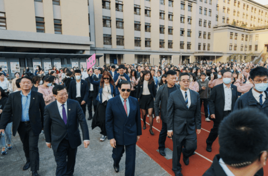 统一信号强烈！大陆访团抵达台湾，接机过程曲折，台当局举措不一般
