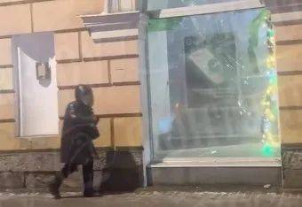 突发！圣彼得堡发生恐怖袭击，68岁妇女银行纵火引起爆炸