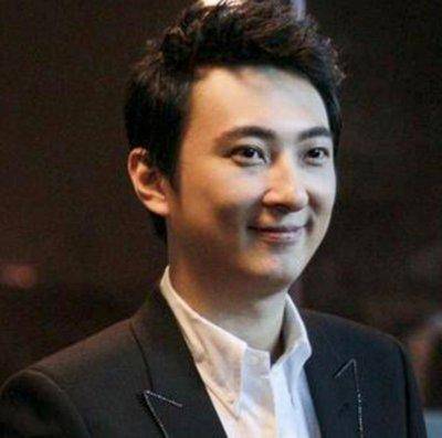 王思聪带女友过圣诞，去马尔代夫坐游艇出海，紧搂懒懒合照好幸福