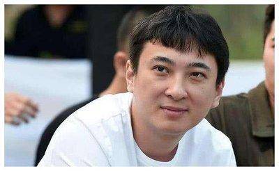 王思聪带女友过圣诞，去马尔代夫坐游艇出海，紧搂懒懒合照好幸福