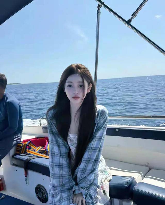 王思聪带女友过圣诞，去马尔代夫坐游艇出海，紧搂懒懒合照好幸福