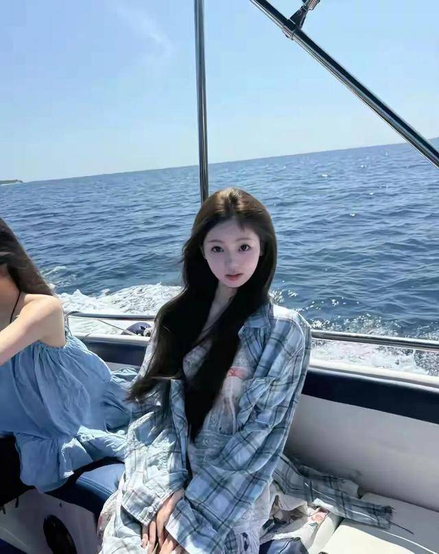 王思聪带女友过圣诞，去马尔代夫坐游艇出海，紧搂懒懒合照好幸福