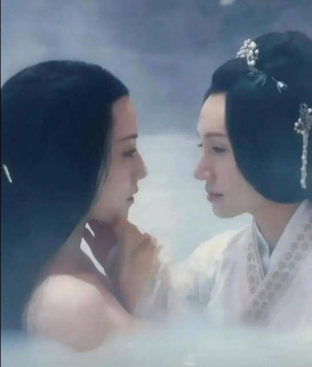 不拍戏就“消失”，47岁的袁泉，已经走上了女演员的另一大道