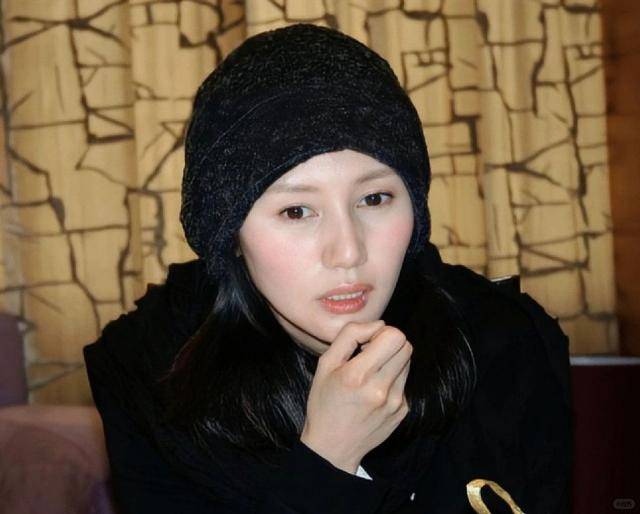 不拍戏就“消失”，47岁的袁泉，已经走上了女演员的另一大道