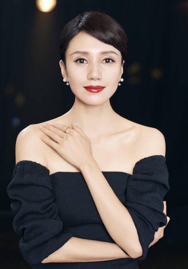 不拍戏就“消失”，47岁的袁泉，已经走上了女演员的另一大道