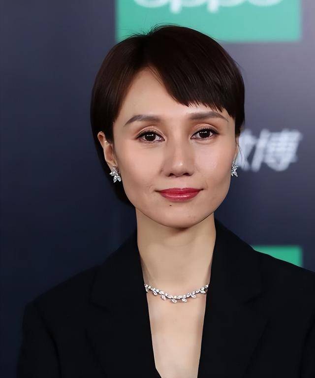 不拍戏就“消失”，47岁的袁泉，已经走上了女演员的另一大道
