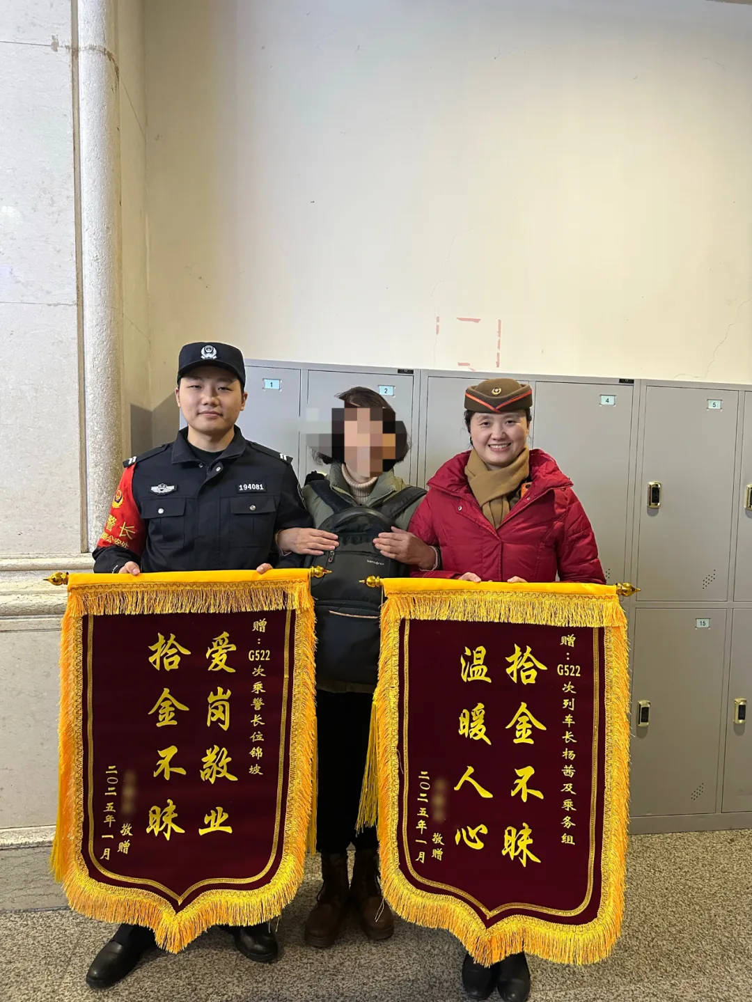 女子打开“自己的包”竟多出18万现金！