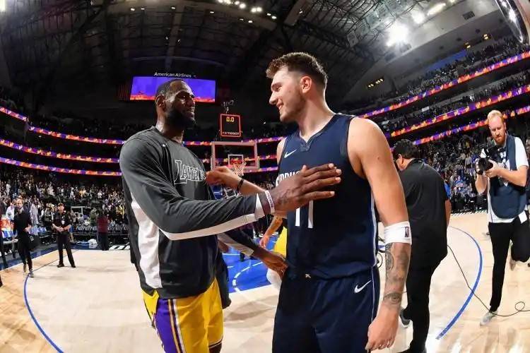 NBA | 东契奇出现在湖人训练馆 最快本周末登场