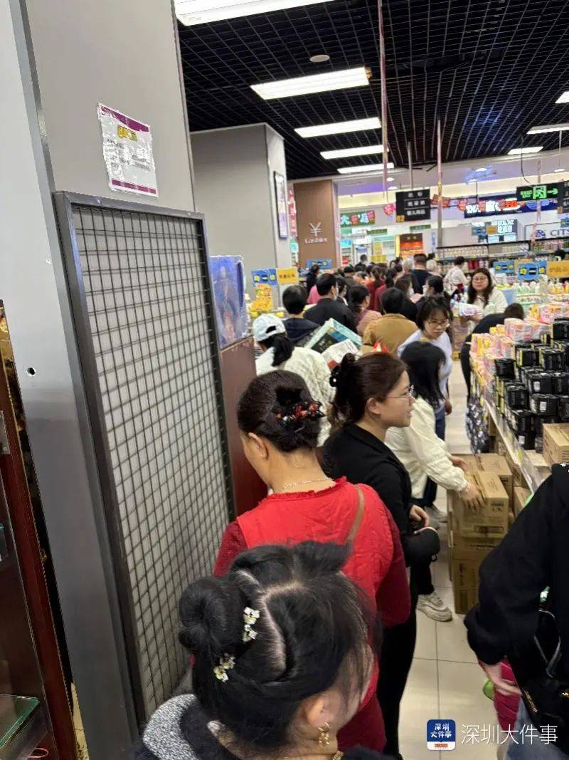 知名超市即将关闭，市民大排长龙抢货……