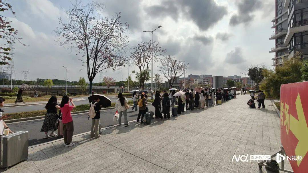 “一趟赚20块”！广州一高校门外，黑车司机在拉客