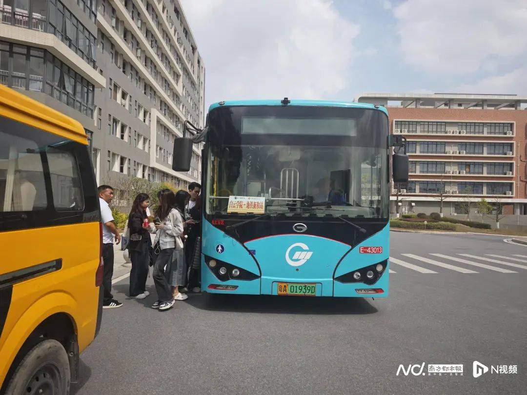 “一趟赚20块”！广州一高校门外，黑车司机在拉客