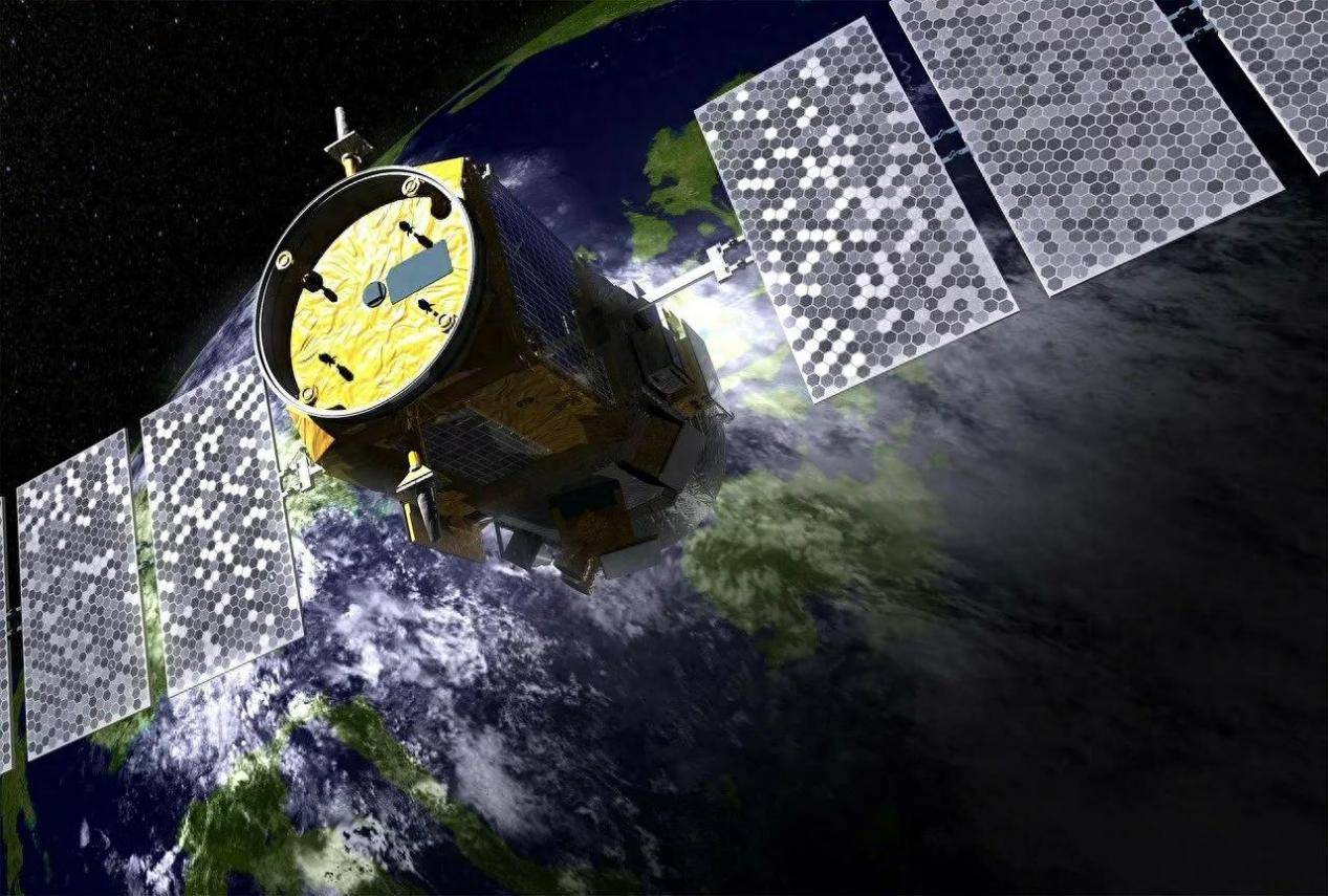 心态崩了！美国刚接回宇航员，发现 5颗卫星突然出现异动……