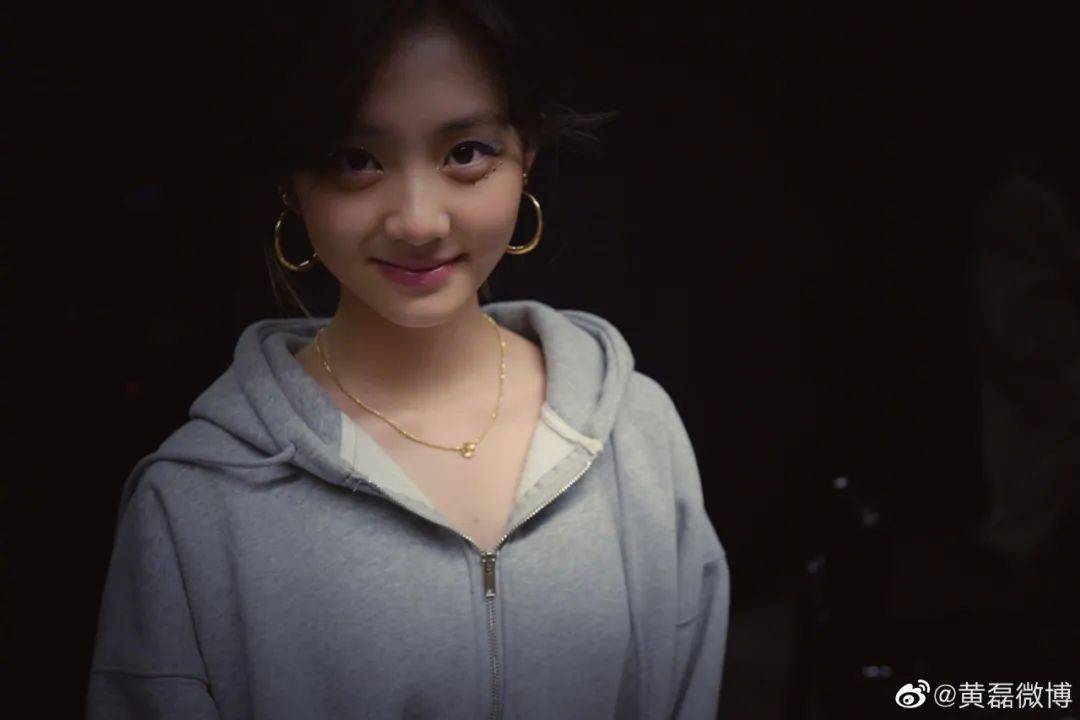 黄磊19岁女儿黄多多出演电影《人·鱼》，该片主演为王一博、汤唯、王传君