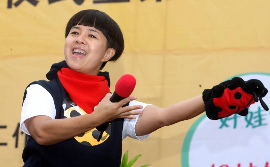金龟子母女直播惹争议，女儿回应“蹭金龟子流量”：我妈努力一辈子，不就是让我蹭吗？