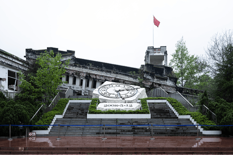 回顾汶川地震五大催泪画面，画面中的新闻人物现状如何？