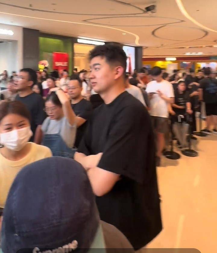 杭州一泡泡玛特新店开业2小时就关闭,商场:顾客蜂拥而至十分疯狂,不知哪些是黄牛