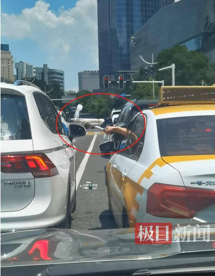 汉口街头发生不和谐一幕:白色汽车有人向出租车泼水,的哥挥舞甩棍击破白车玻璃……