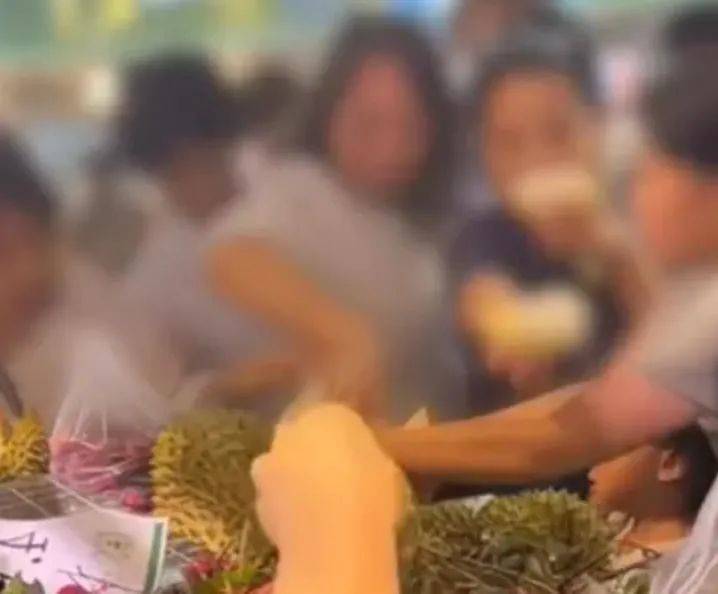 河北一超市顾客强行开榴莲“试吃”，违法吗？