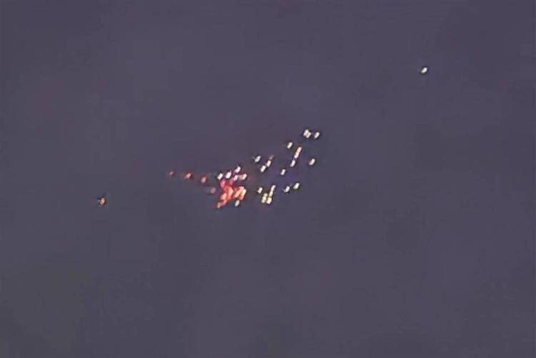 哈尔滨上空现不明飞行物，目击者：亮点密集呈长条状，悬停空中20分钟