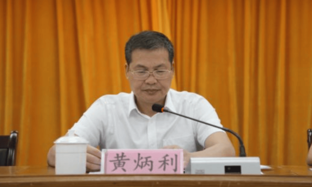 防城港市委原秘书长杨亚俊，市人大常委会原副主任黄炳利，同日被逮捕