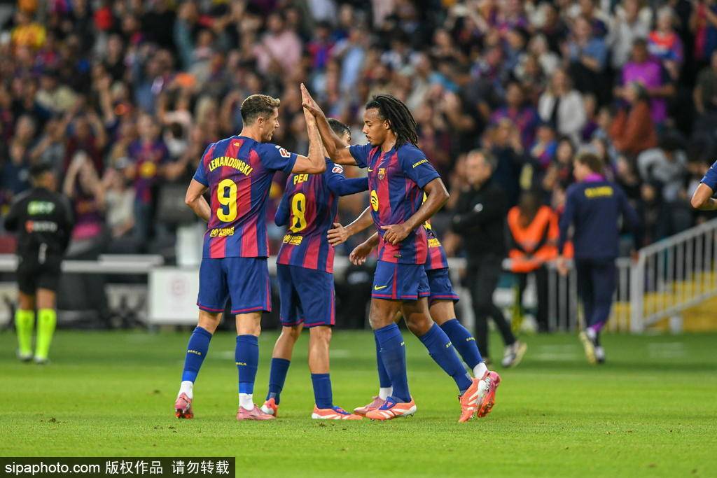 西甲-亚马尔助攻莱万破门 巴萨连场逆转2-1皇家社会登顶