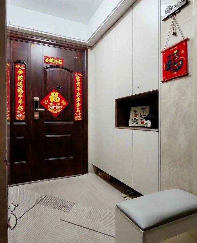 物业“不让门口放鞋子”,门口放鞋柜违法吗?