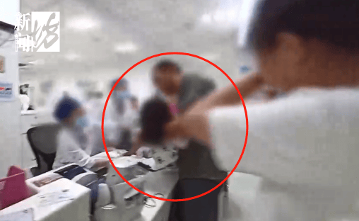 事发上海晚高峰!汹涌车流中,一男子绝望跳车,直奔民警而去……