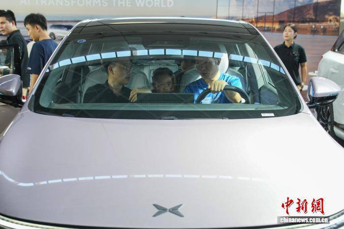 广西南宁国庆车展人气旺 民众观展试乘忙