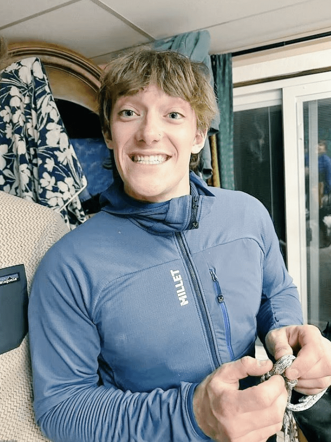 23岁知名网红在攀岩时失足坠崖,直播间观众目睹坠亡瞬间:本已登顶但工具卡在岩壁上需原路返回