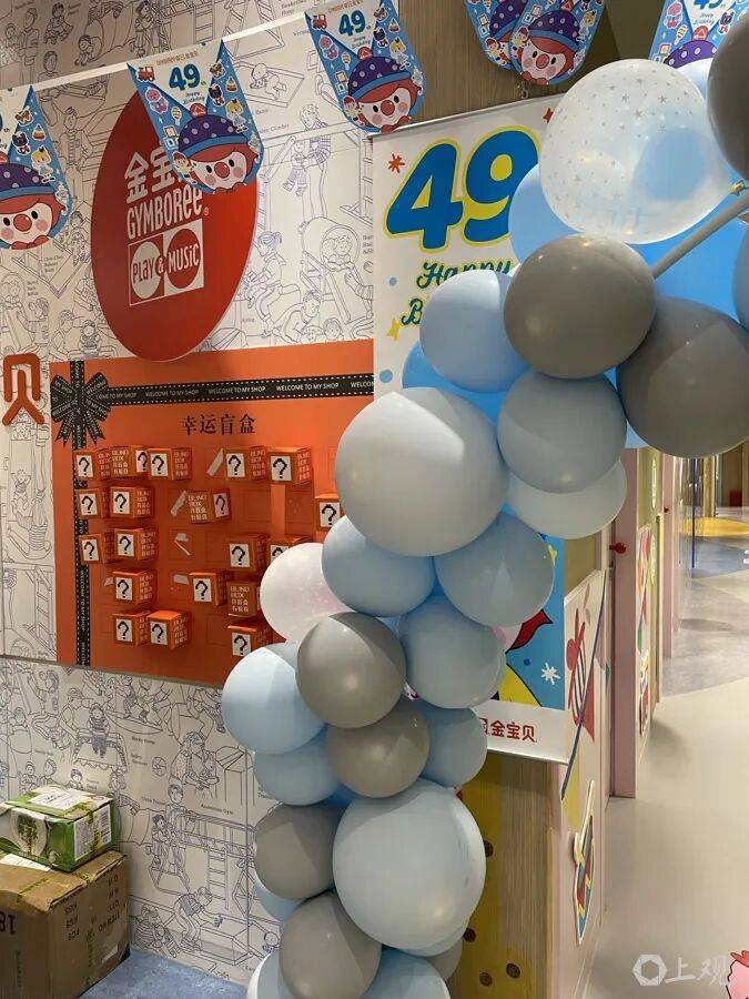 上海一早教机构铜牌掉落,1岁多男童额头被砸伤!家长维权2个月:他们从不正面回应