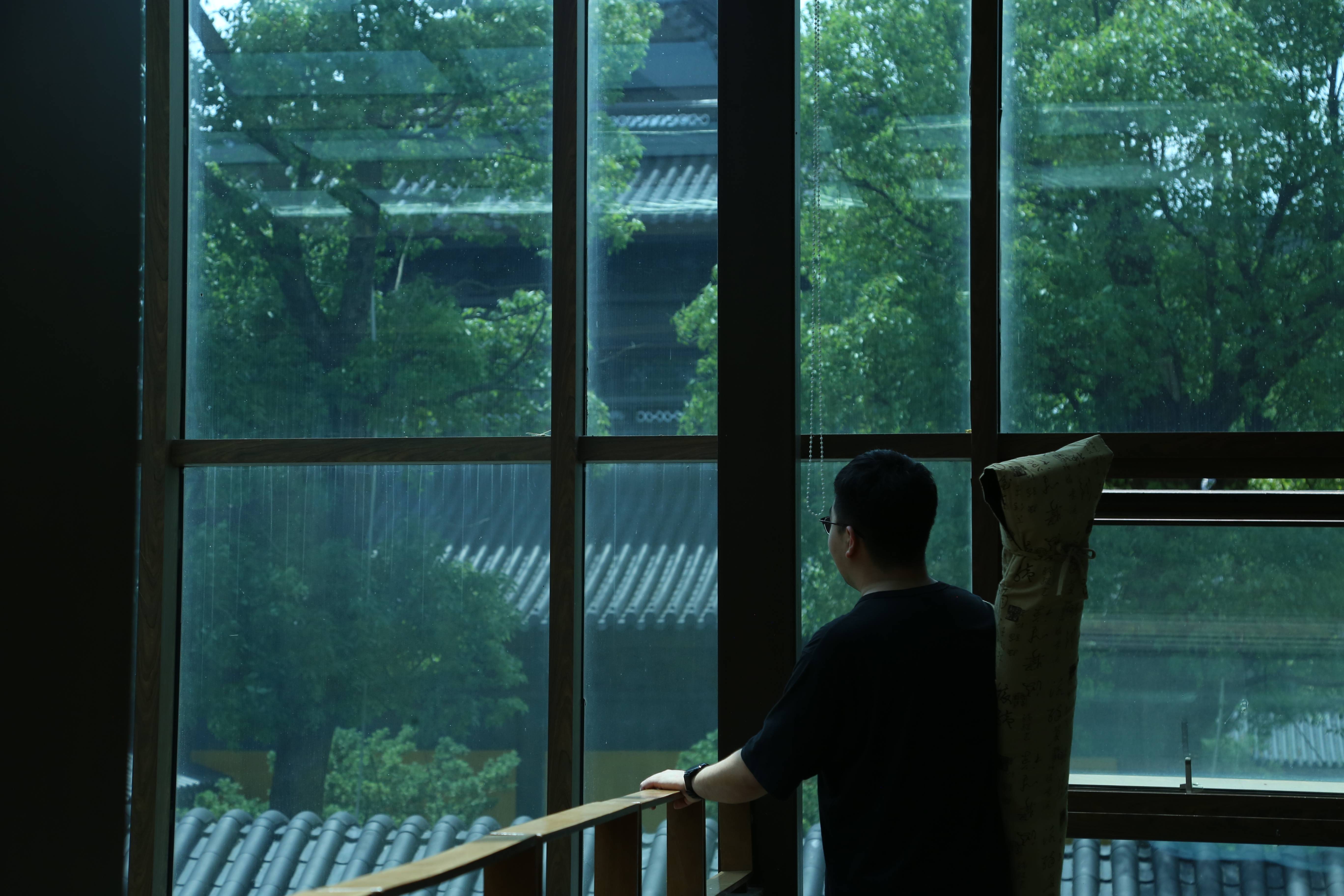 从报社到寺院,95后打工人把经历说成脱口秀