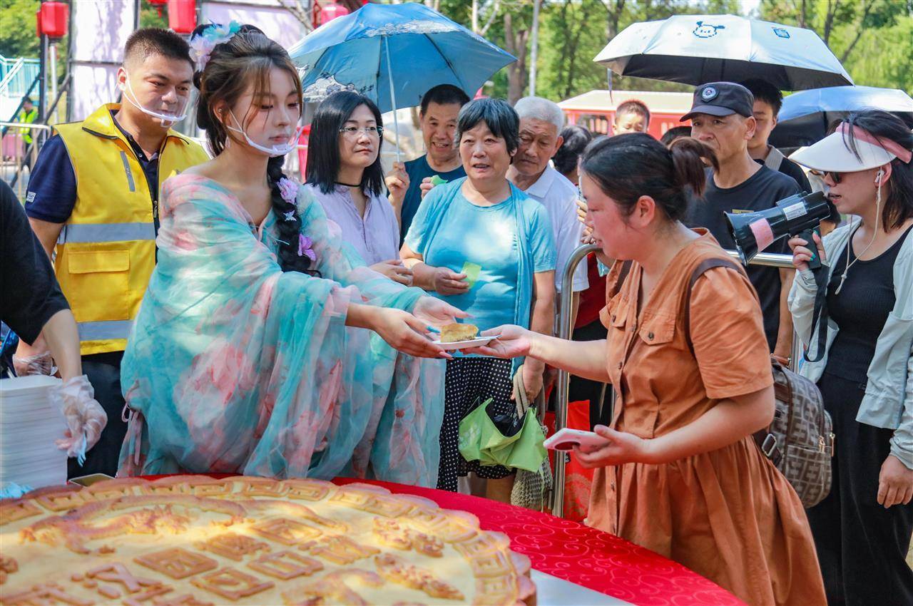 重388斤!500人排队挑战超级大月饼