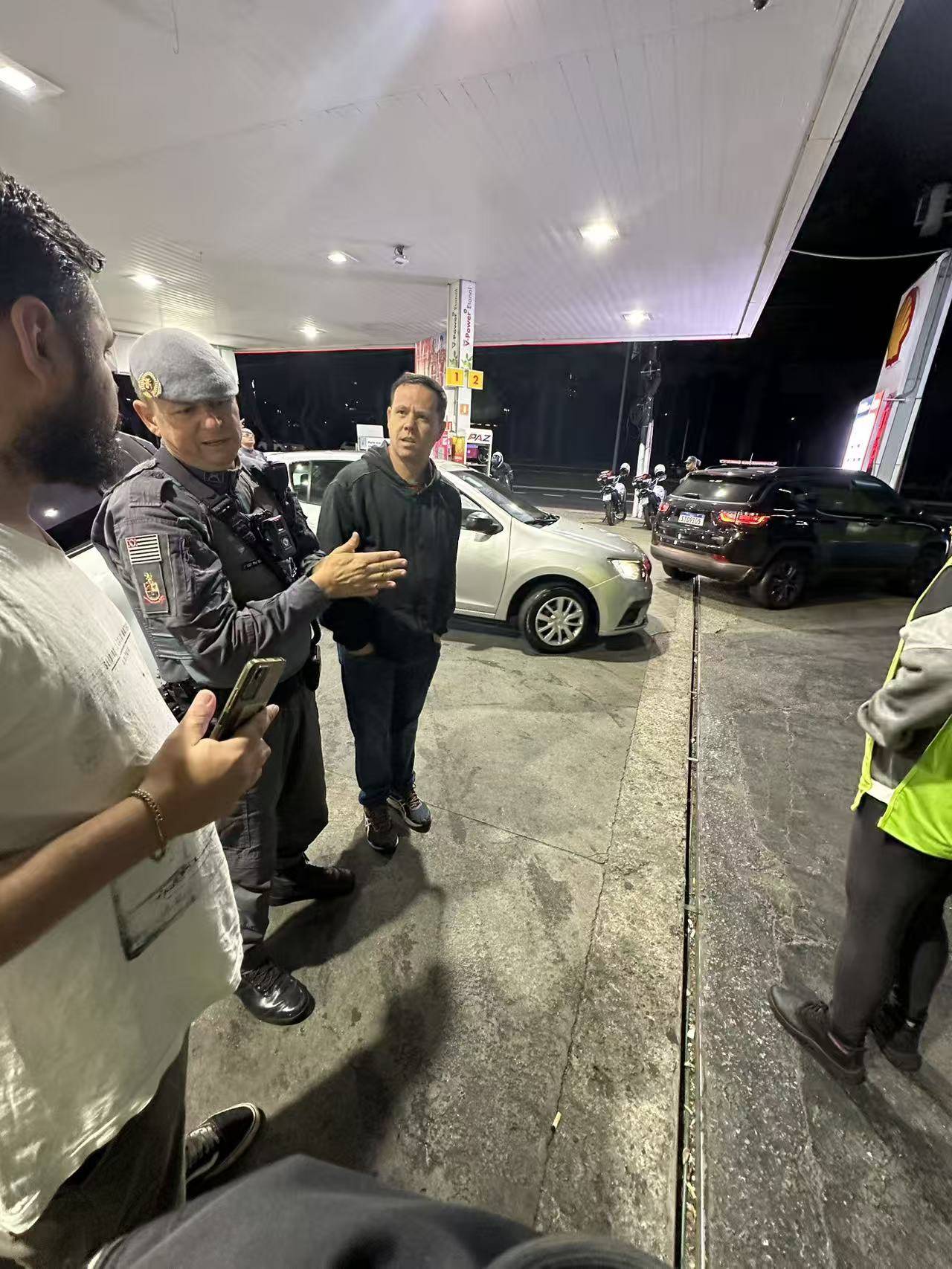 中国小伙在巴西遭持枪抢劫,逃跑时对方开枪,事后发现子弹打进电脑:犯“禁忌”被盯上