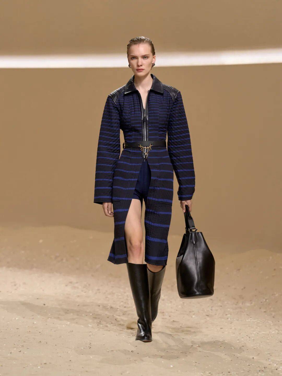 Hermès的女骑士,在沙滩上自由驰骋