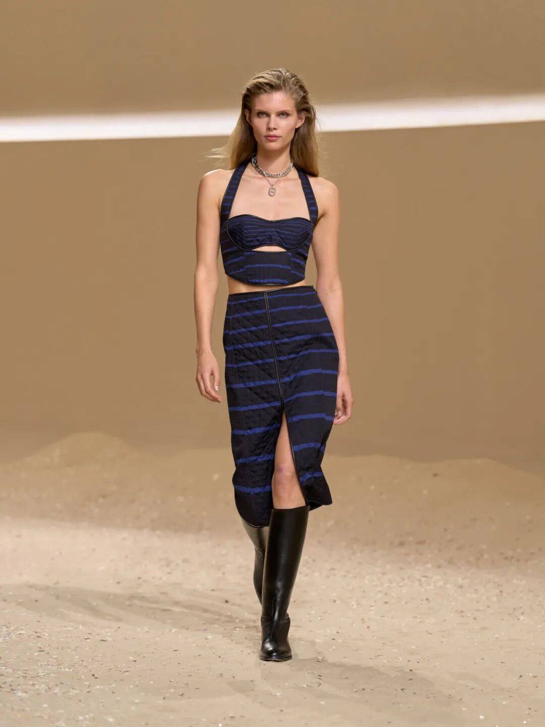 Hermès的女骑士,在沙滩上自由驰骋