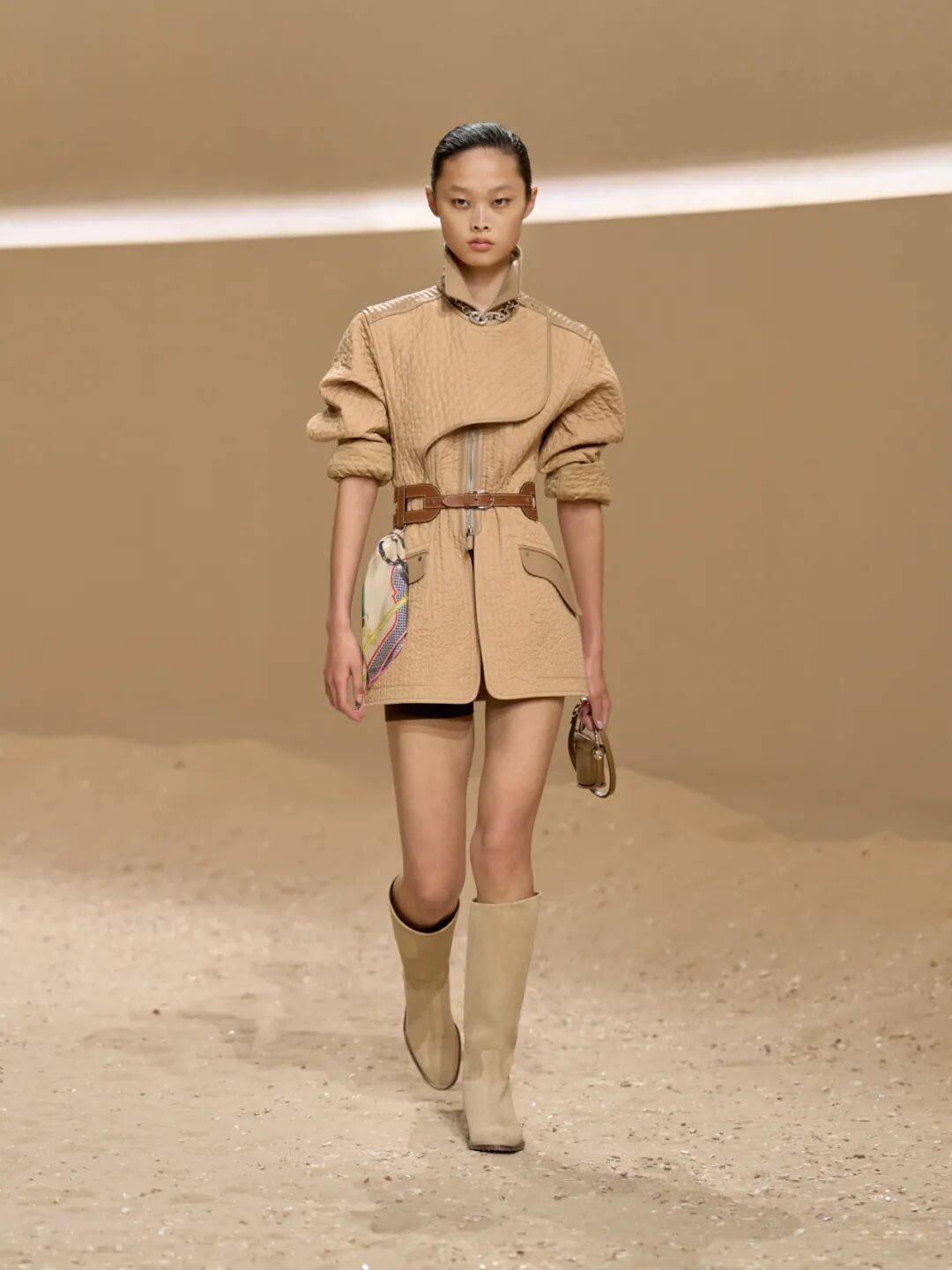 Hermès的女骑士,在沙滩上自由驰骋