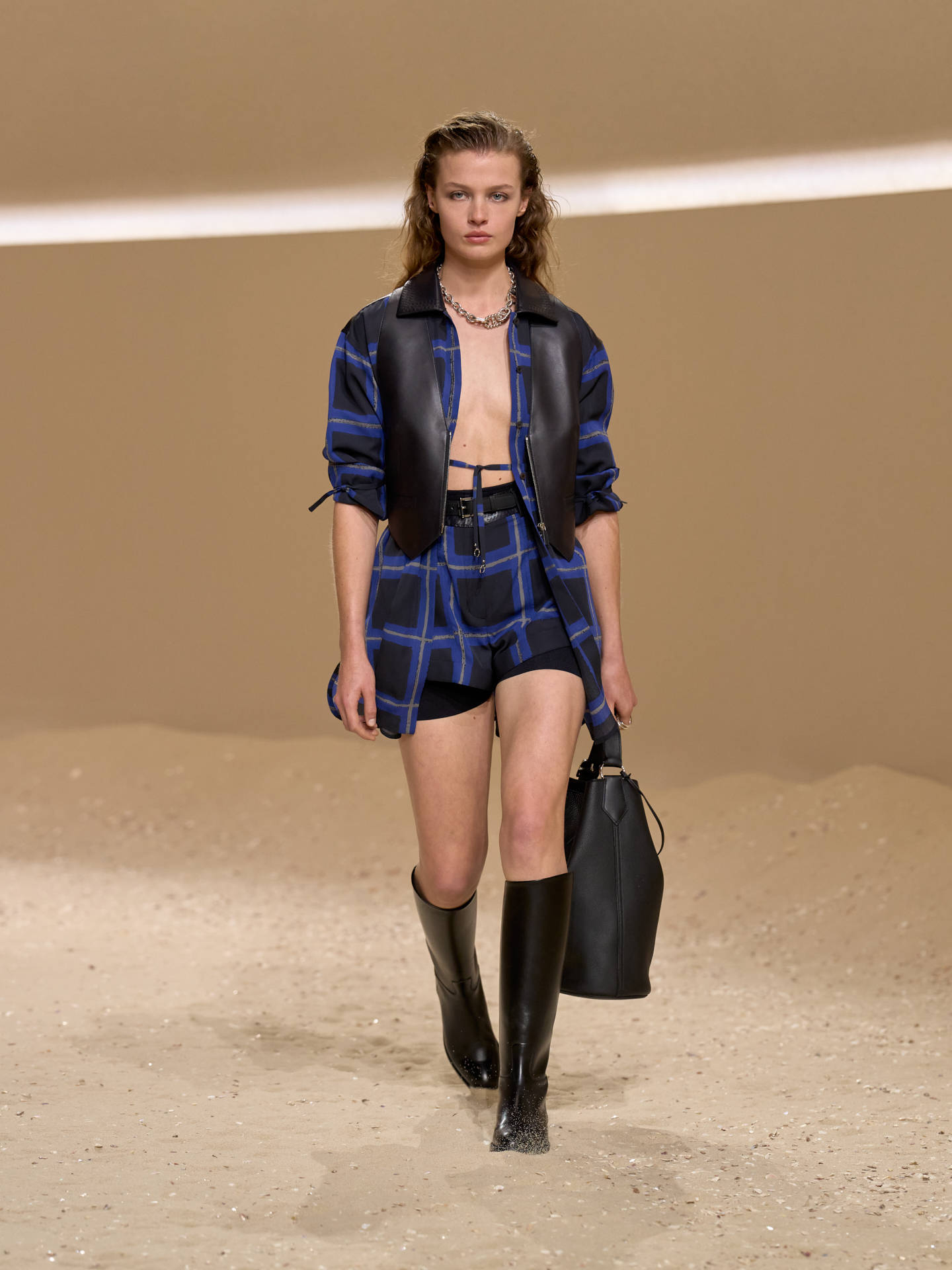 爱马仕秀场变沙滩,丝巾变上衣、亮色包袋注入新活力!