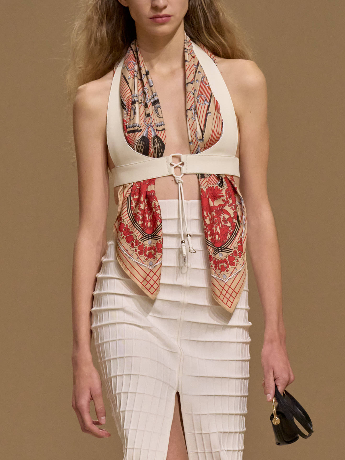 爱马仕秀场变沙滩,丝巾变上衣、亮色包袋注入新活力!