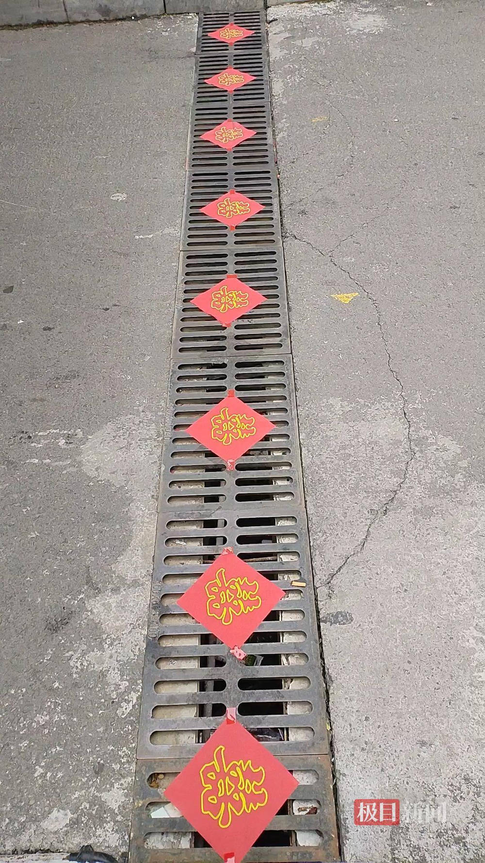 山西婚礼要在下水道井盖贴“喜”字?有的井盖被贴了8张,当地居民:寓意不踩坑、驱晦迎喜