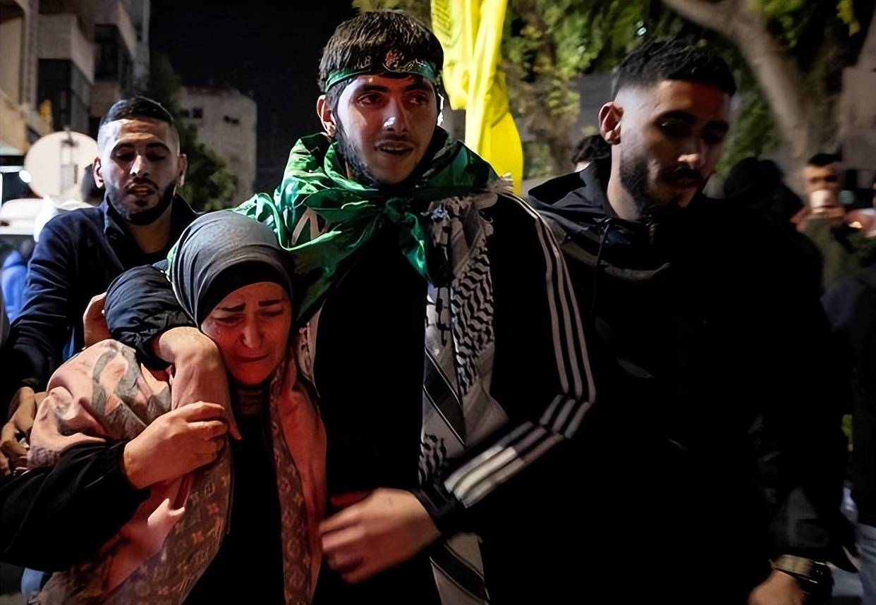 哈马斯最后一刻签字投降,加沙民众涌上街头庆祝,以色列真会信守承诺?