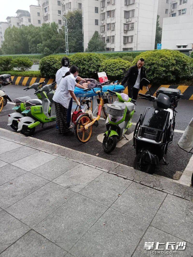 事发湖南烈士公园!80多岁老人不慎落湖,众多市民合力救助