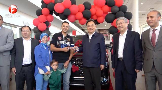 安徽省委书记率团访问摩洛哥,为两位新车用户交付钥匙